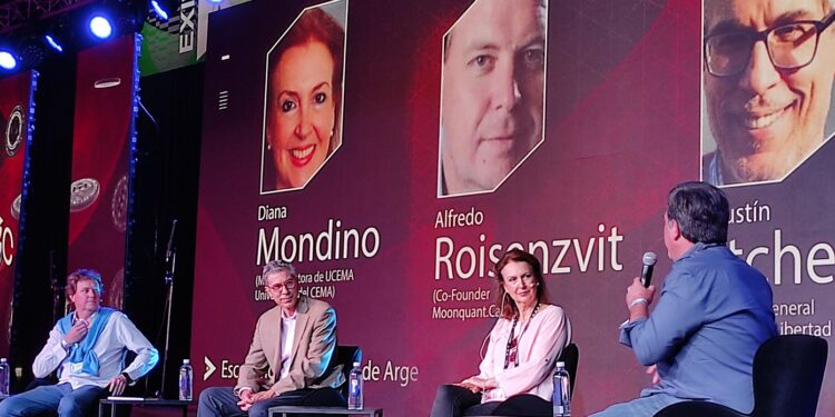 De izquierda a derecha, Alfredo Roisenzvit, Agustín Etchebarne, Diana Mondino y Gonzalo Blousson. Fuente: Nicolás Antiporovich - CriptoNoticias.