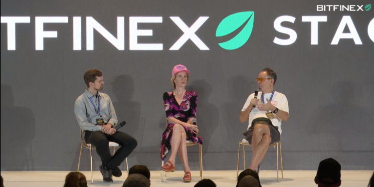 Max Keiser (a la derecha) y su esposa Stacy Herbert (centro) son optimistas sobre el futuro de El Salvador. Fuente: Adopting Bitcoin - Captura de pantalla.