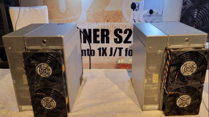 dos mineros Antminer S21