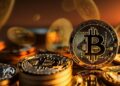 Monedas de Bitcoin reunidas en toda la imagen