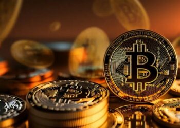 Monedas de Bitcoin reunidas en toda la imagen