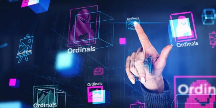 Una mano seleccionando un cubo en una pantalla digital 3D que dice Ordinals