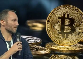 Paolo Ardoino y monedas de Bitcoin al fondo