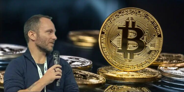 Paolo Ardoino y monedas de Bitcoin al fondo