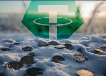monedas disuestas sobre la nieve y un logo de USDT sobre else paisaje.