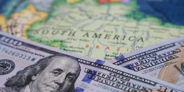 La dolarización avanza en Latinoamérica - stock.adobe.com