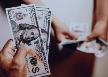Milei dice que comprar dólares en el mercado informal, no es delito - Fuente: stock.adobe.com