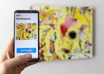Teléfono con un marketplace de NFT abierto.