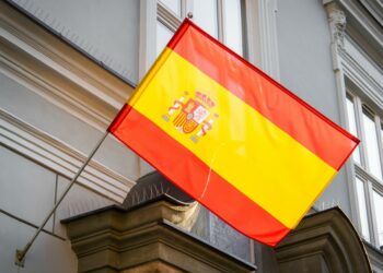 Una bandera de España de un edificio