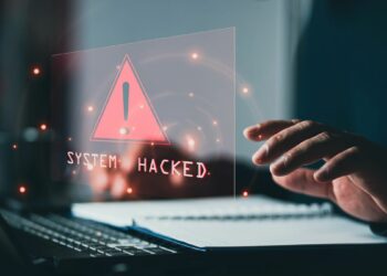 las palabra systems hacked proyectadas desde una computadora como advertencia