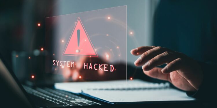 las palabra systems hacked proyectadas desde una computadora como advertencia