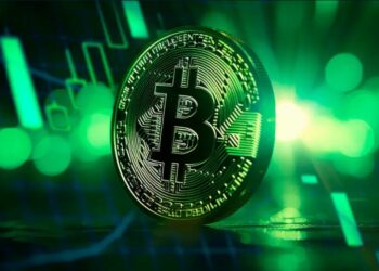 Moneda de Bitcoin entre luces verdes