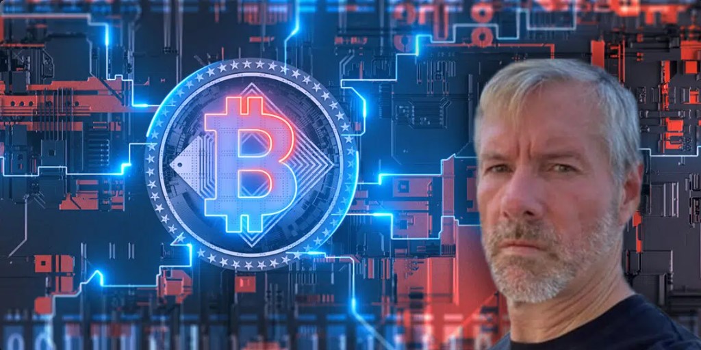 Michael Saylor junto a un logo de Bitcoin