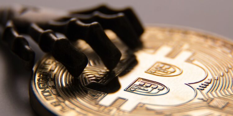 Una mano de monstruo sosteniendo un Bitcoin gigante
