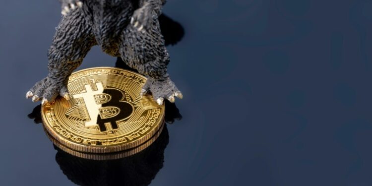 la parte inferior de un mosntruo con rasgos de dinosaurio sobre una moneda de Bitcoin
