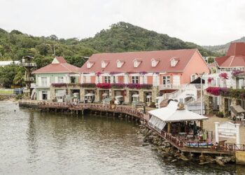 Próspera se ubica al norte de la isla caribeña de Roatán. Fuente: Wikipedia