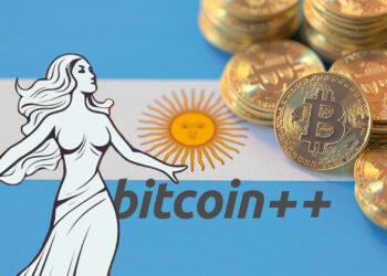 Bandera de Argentina con varias pilas de monedas de bitcoin sobre su lado derecho y el logo del evento Bitcoin++ al centro.