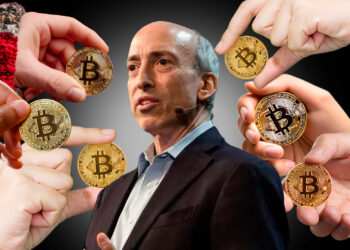 Gary Gensler rodeado de manos con bitcoins.