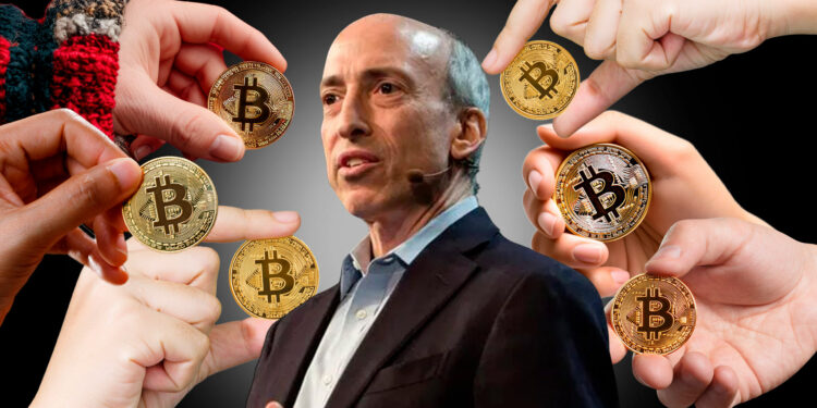 Gary Gensler rodeado de manos con bitcoins.