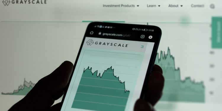 Grayscale es el único proveedor de ETF con salidas millonarias de BTC. Fuente: Maurice Norbert/ Adobe Stock.