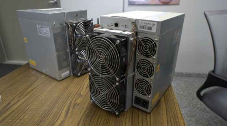 Fotografía que muestra el Bitmain AntMiner S19 Pro, uno de los modelos de mineros más populares de la historia.