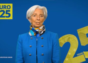 Christine Lagarde, presidenta del Banco Central Europeo, con fondo azul y números 25 en alusión al 25 aniversario del euro.