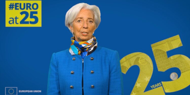 Christine Lagarde, presidenta del Banco Central Europeo, con fondo azul y números 25 en alusión al 25 aniversario del euro.
