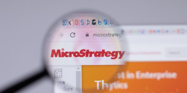 MicroStrategy es la empresa de cotización pública con más bitcoin en su tesorería. Fuente: stock.adobe.com