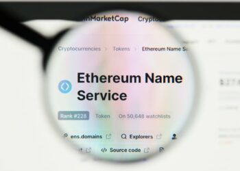 Una lupa sobre una pantalla de computadora y las palabras Ethereum Name Service