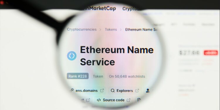 Una lupa sobre una pantalla de computadora y las palabras Ethereum Name Service