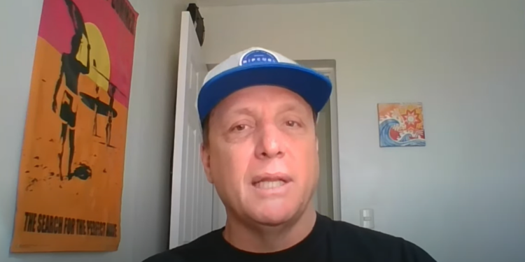 Para el líder de Bitcoin Beach, Mike Peterson, uno de los principales desafíos de El Salvador sigue siendo la adopción. Fuente: YouTube.