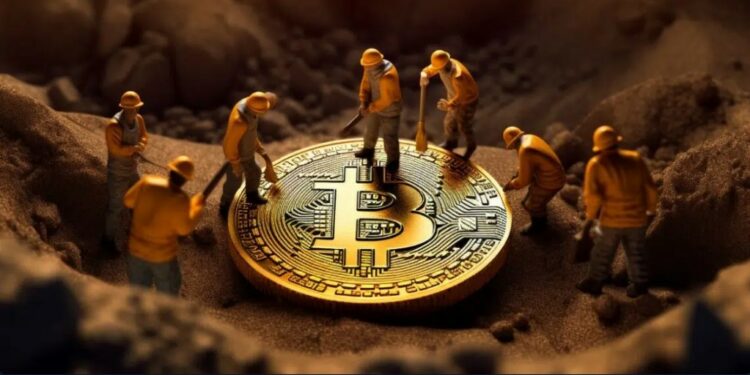mineros al rededor de una moneda gigante de Bitcoin sobre el terreno