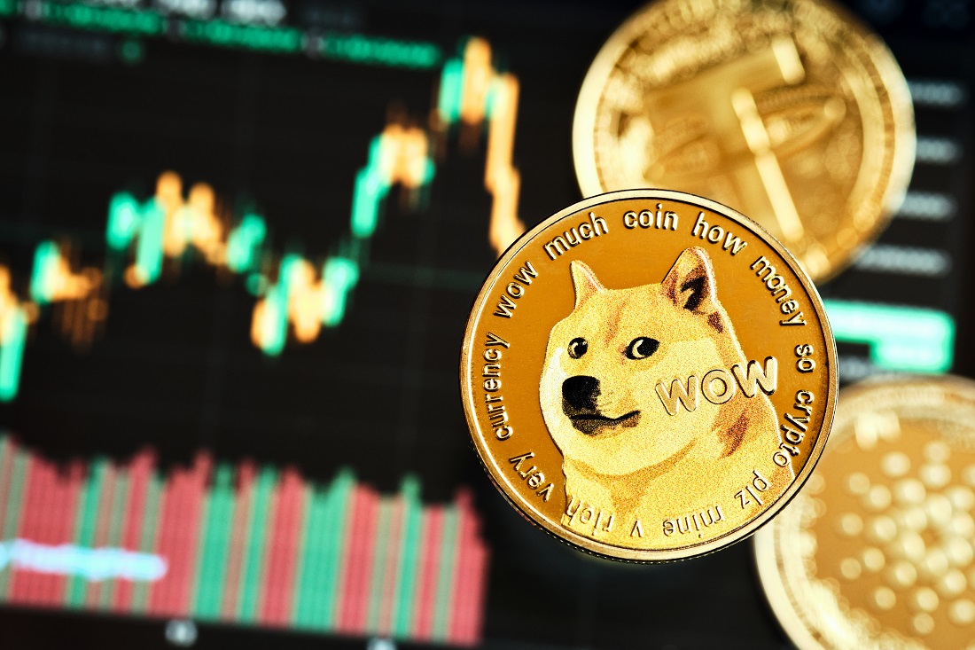 Dogecoin défie les critiques et poursuit sa trajectoire haussière