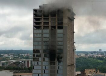 En el edificio estaba operativa una granja de minería de Bitcoin, dicen los bomberos. Fuente: Wilson Ferreira/ÚltimaHora.