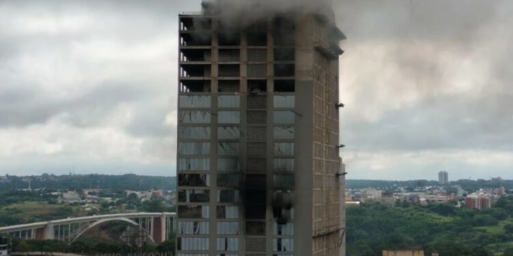 En el edificio estaba operativa una granja de minería de Bitcoin, dicen los bomberos. Fuente: Wilson Ferreira/ÚltimaHora.