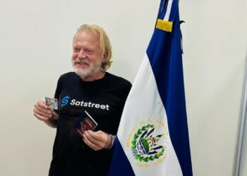 Los inversionistas que lograron obtener el pasaporte salvadoreño afirmaron que el proceso es “increíblemente simplificado”. Fuente: Adopting El Salvador.