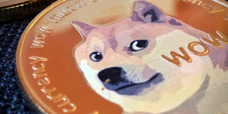 El precio de DOGE, medido en bitcoin, estaría formando un doble suelo. Fuente: stock.adobe.com