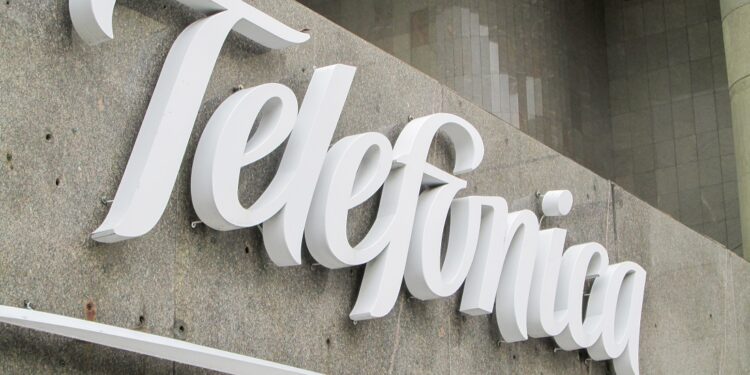 Telefónica trabajara en conjunto con Chainlink. Fuente: stock.adobe.com