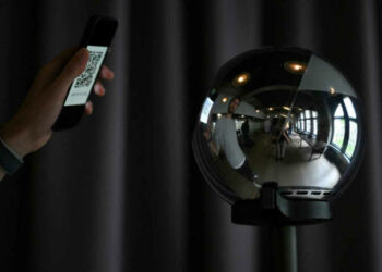 Los Orbs de Worldcoin se usan para verificar si una persona es real. Fuente: MSN.