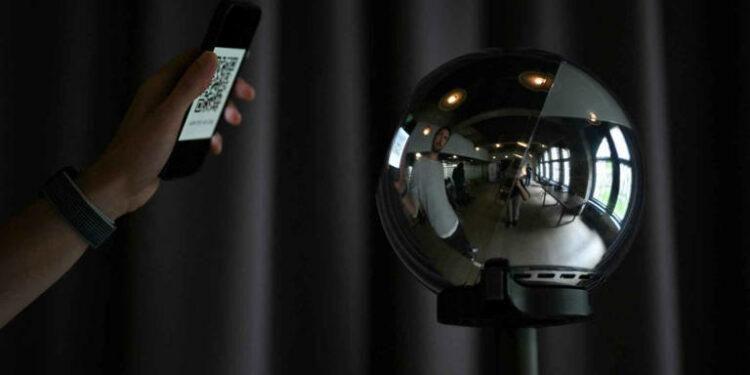 Los Orbs de Worldcoin se usan para verificar si una persona es real. Fuente: MSN.