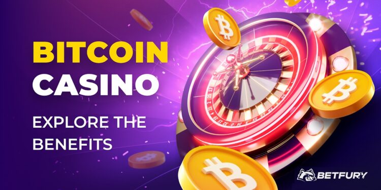 Ruleta con monedas de bitcoin alrededor.