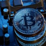 Monedas de Bitcoin sobre una tarjeta de computadora