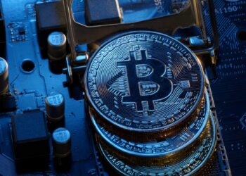 Monedas de Bitcoin sobre una tarjeta de computadora