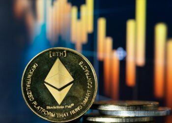 Una moneda de ETH con un gráfico al fondo
