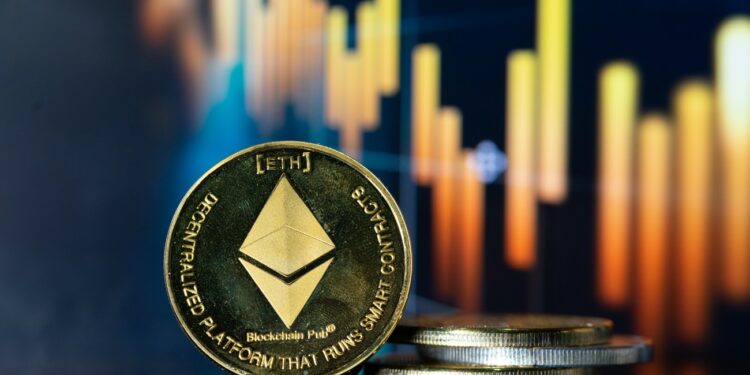 Una moneda de ETH con un gráfico al fondo