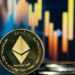 Una moneda de ETH con un gráfico al fondo