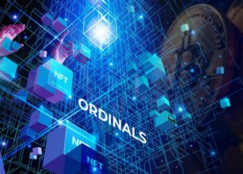 bloques digitales, la palabra Ordinals y logo de Bitcoin al fondo