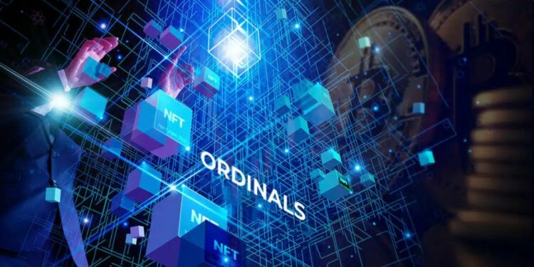 bloques digitales, la palabra Ordinals y logo de Bitcoin al fondo