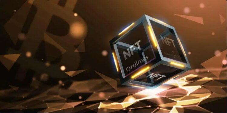 Un cubo dorado con las siglas NFT y la palabra Ordinals, con un logo dorado de Bitcoin al fondo