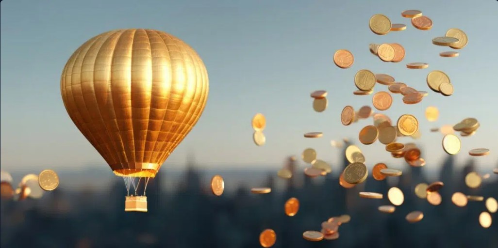 UN globo aeroestático dorado y numerosas monedas doradas cayendo del cielo